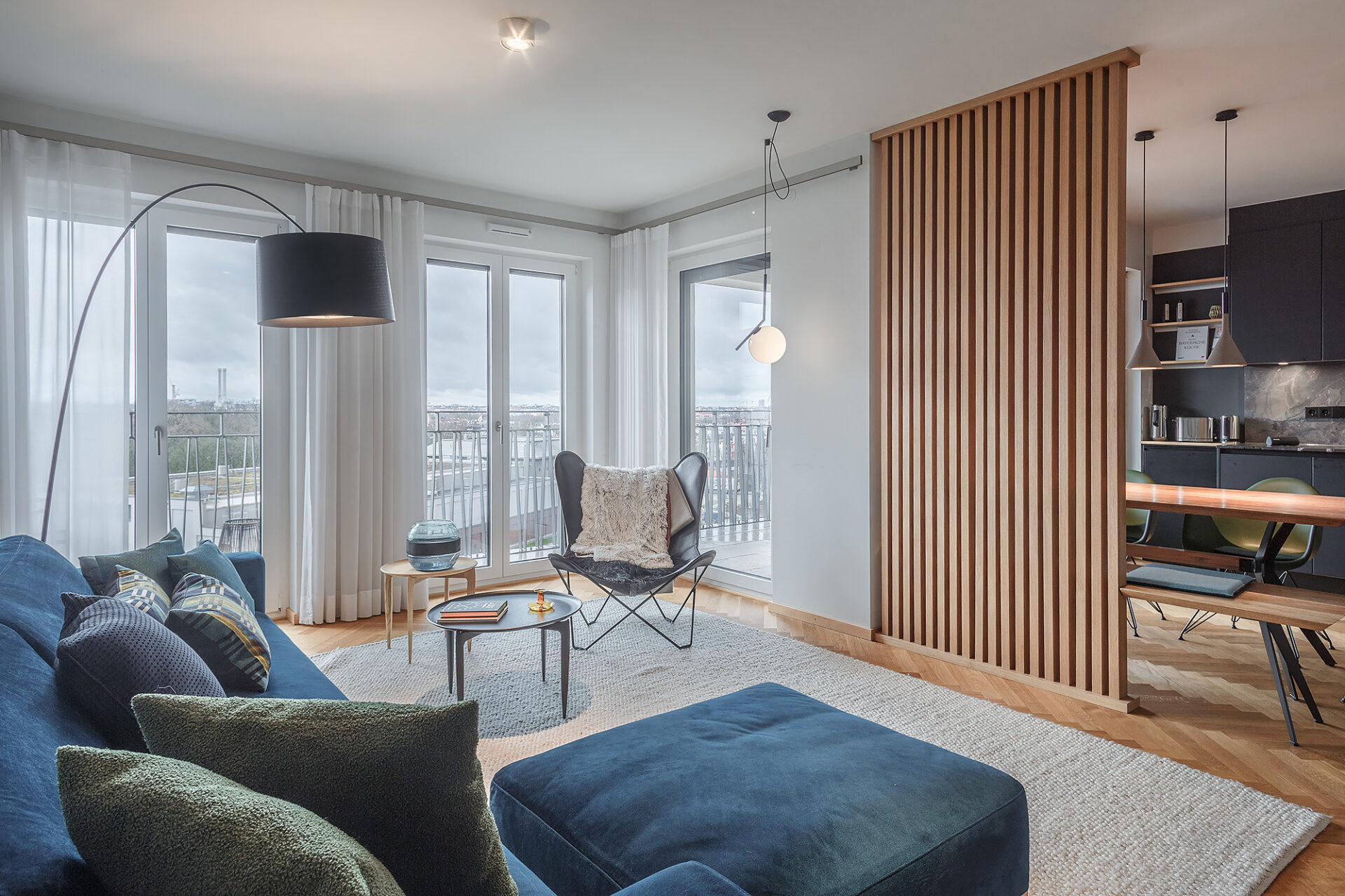 Projekt in der Regerstraße in München // Ansicht Wohnzimmer in Esszimmer